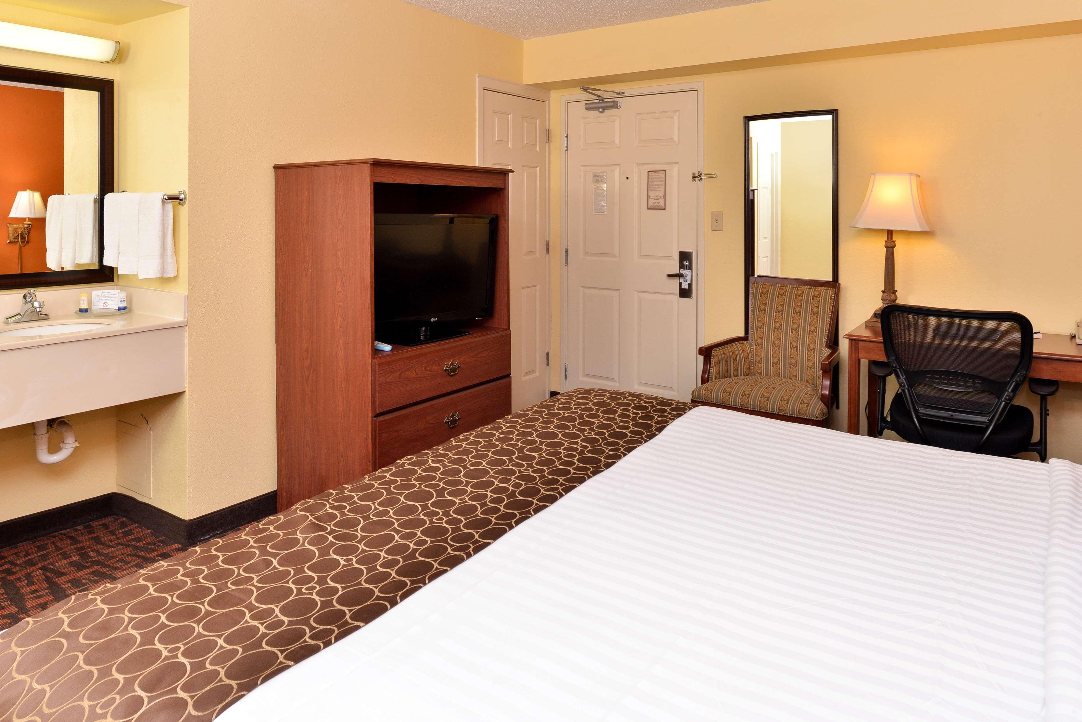 Best Western Louisville East Inn & Suites Екстериор снимка