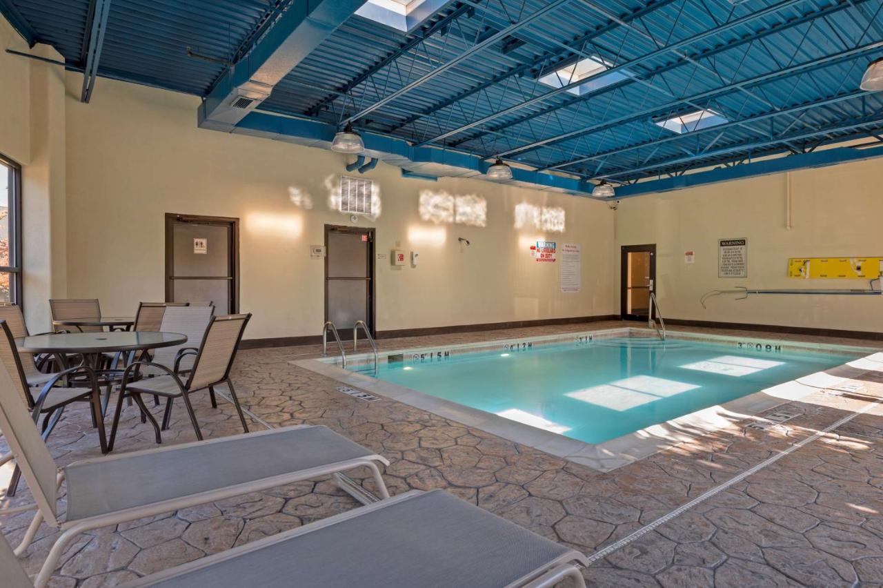 Best Western Louisville East Inn & Suites Екстериор снимка