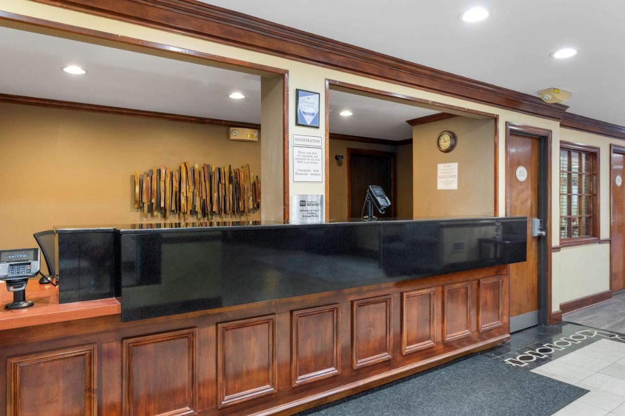 Best Western Louisville East Inn & Suites Екстериор снимка
