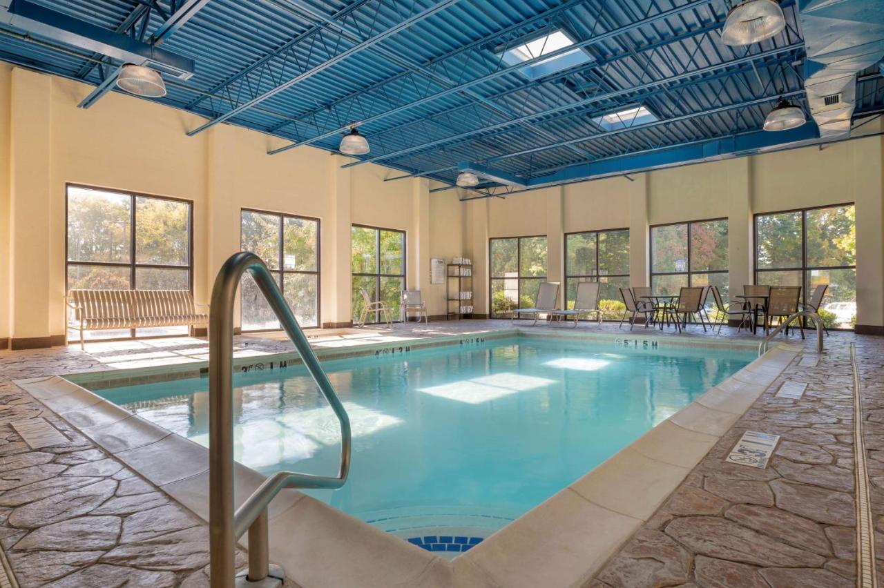 Best Western Louisville East Inn & Suites Екстериор снимка