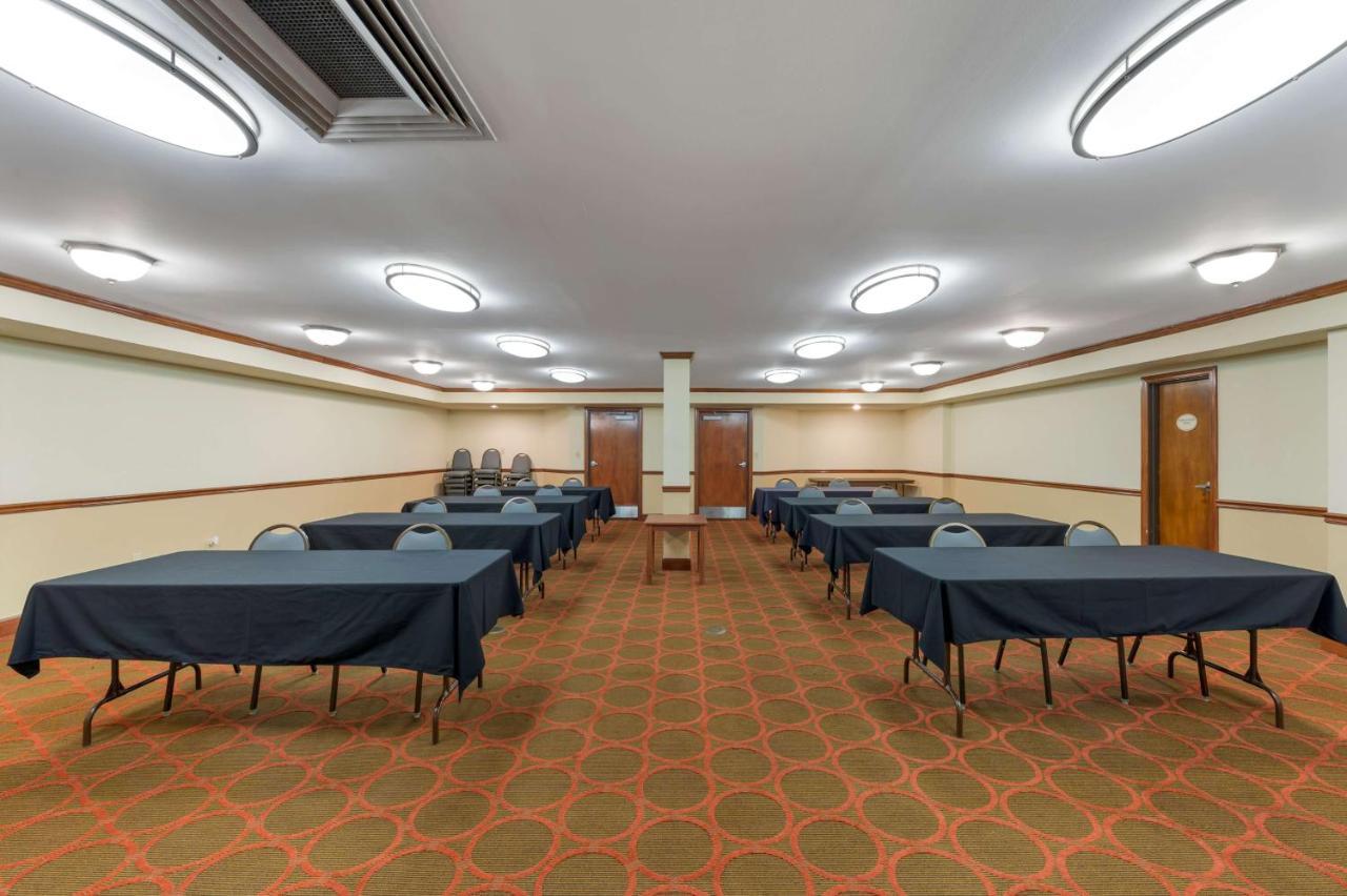 Best Western Louisville East Inn & Suites Екстериор снимка