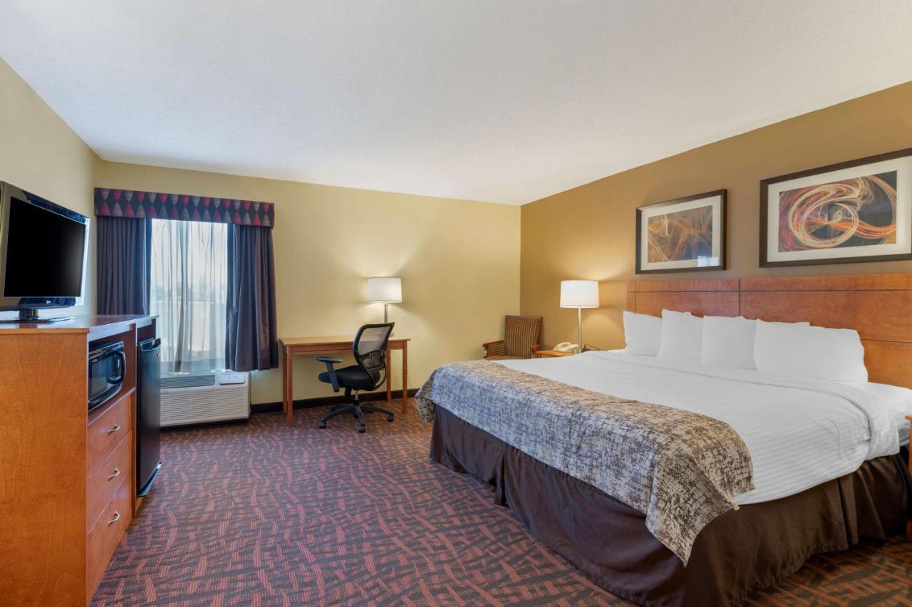 Best Western Louisville East Inn & Suites Екстериор снимка