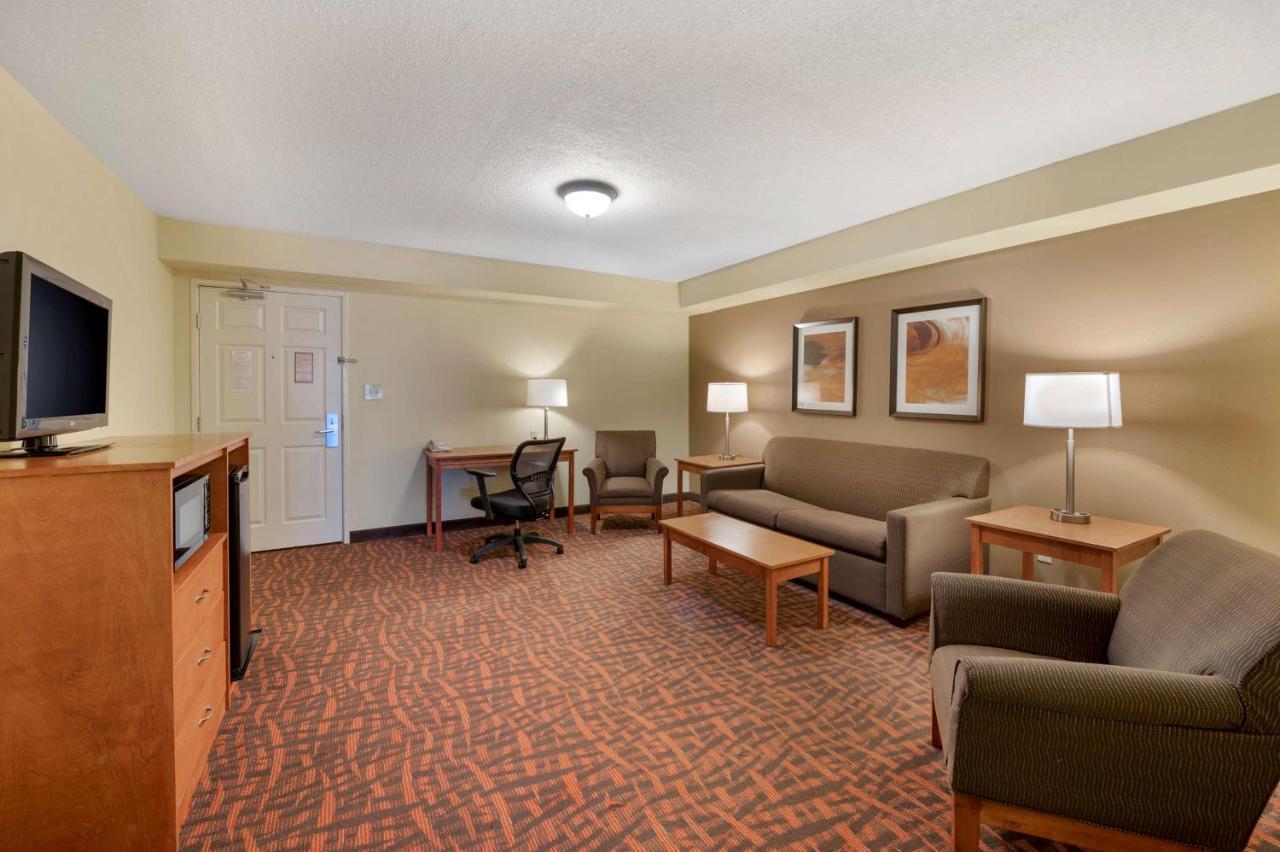 Best Western Louisville East Inn & Suites Екстериор снимка
