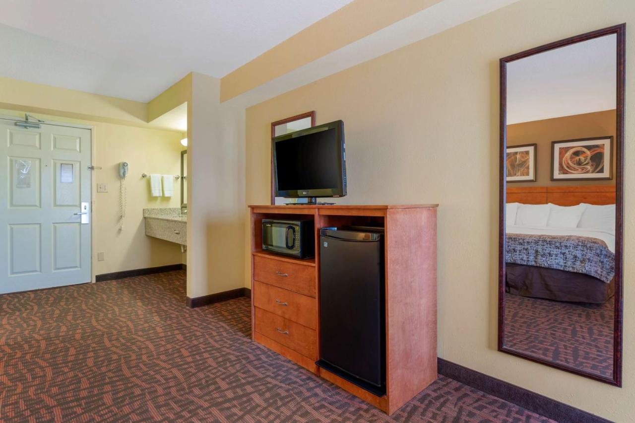 Best Western Louisville East Inn & Suites Екстериор снимка