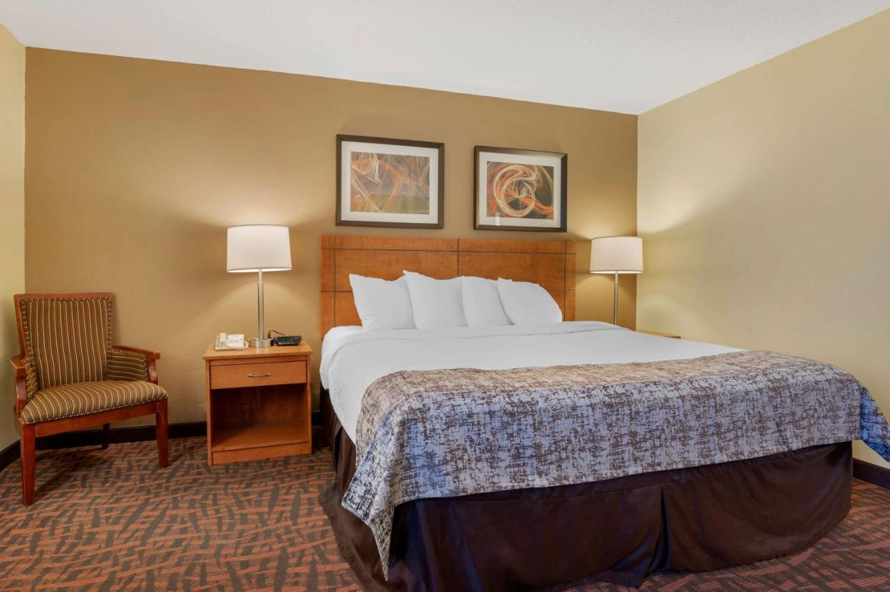 Best Western Louisville East Inn & Suites Екстериор снимка