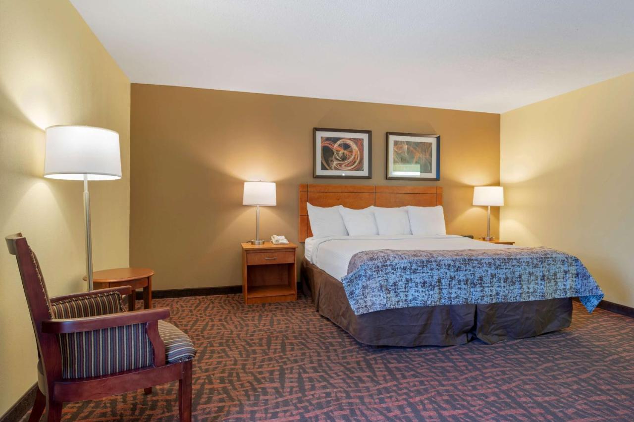 Best Western Louisville East Inn & Suites Екстериор снимка