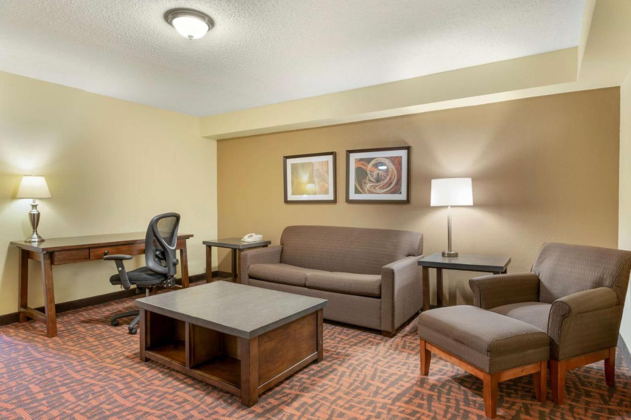 Best Western Louisville East Inn & Suites Екстериор снимка