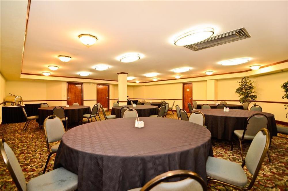 Best Western Louisville East Inn & Suites Бизнес снимка