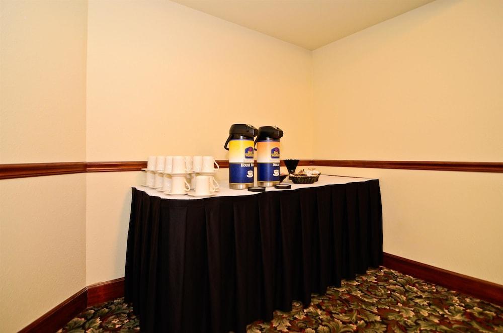 Best Western Louisville East Inn & Suites Екстериор снимка