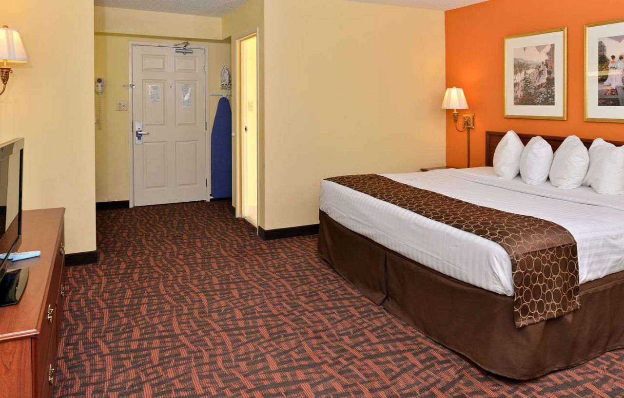 Best Western Louisville East Inn & Suites Екстериор снимка