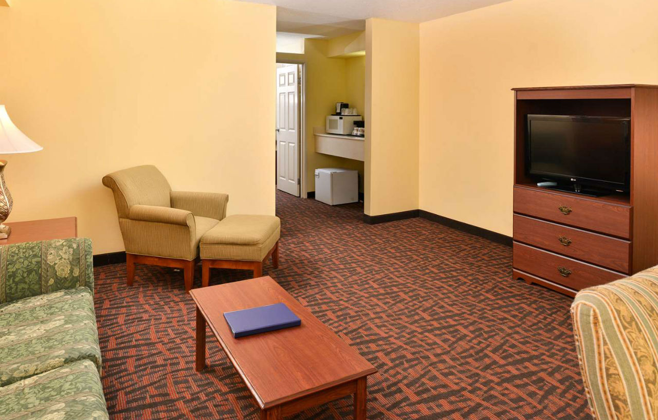 Best Western Louisville East Inn & Suites Екстериор снимка
