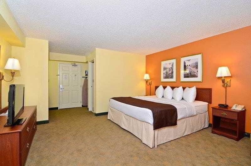 Best Western Louisville East Inn & Suites Екстериор снимка