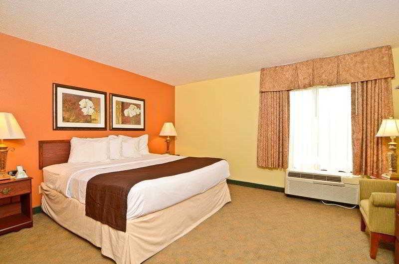 Best Western Louisville East Inn & Suites Екстериор снимка