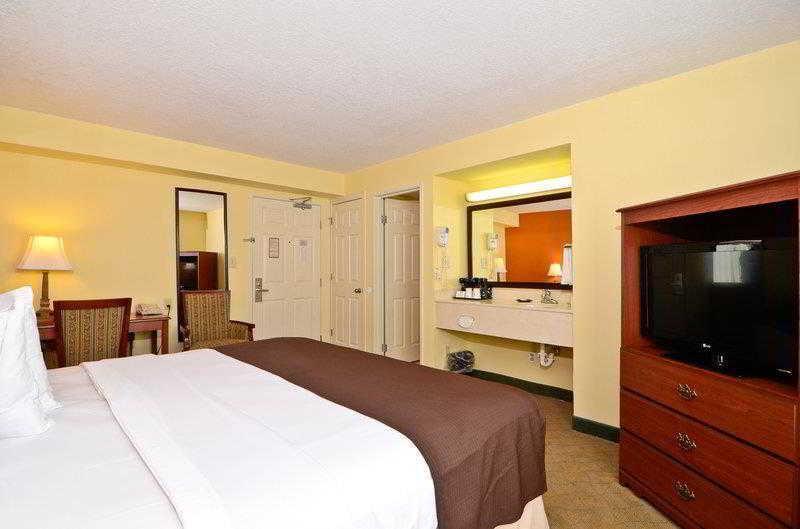 Best Western Louisville East Inn & Suites Екстериор снимка