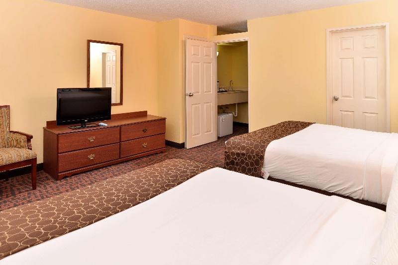 Best Western Louisville East Inn & Suites Екстериор снимка